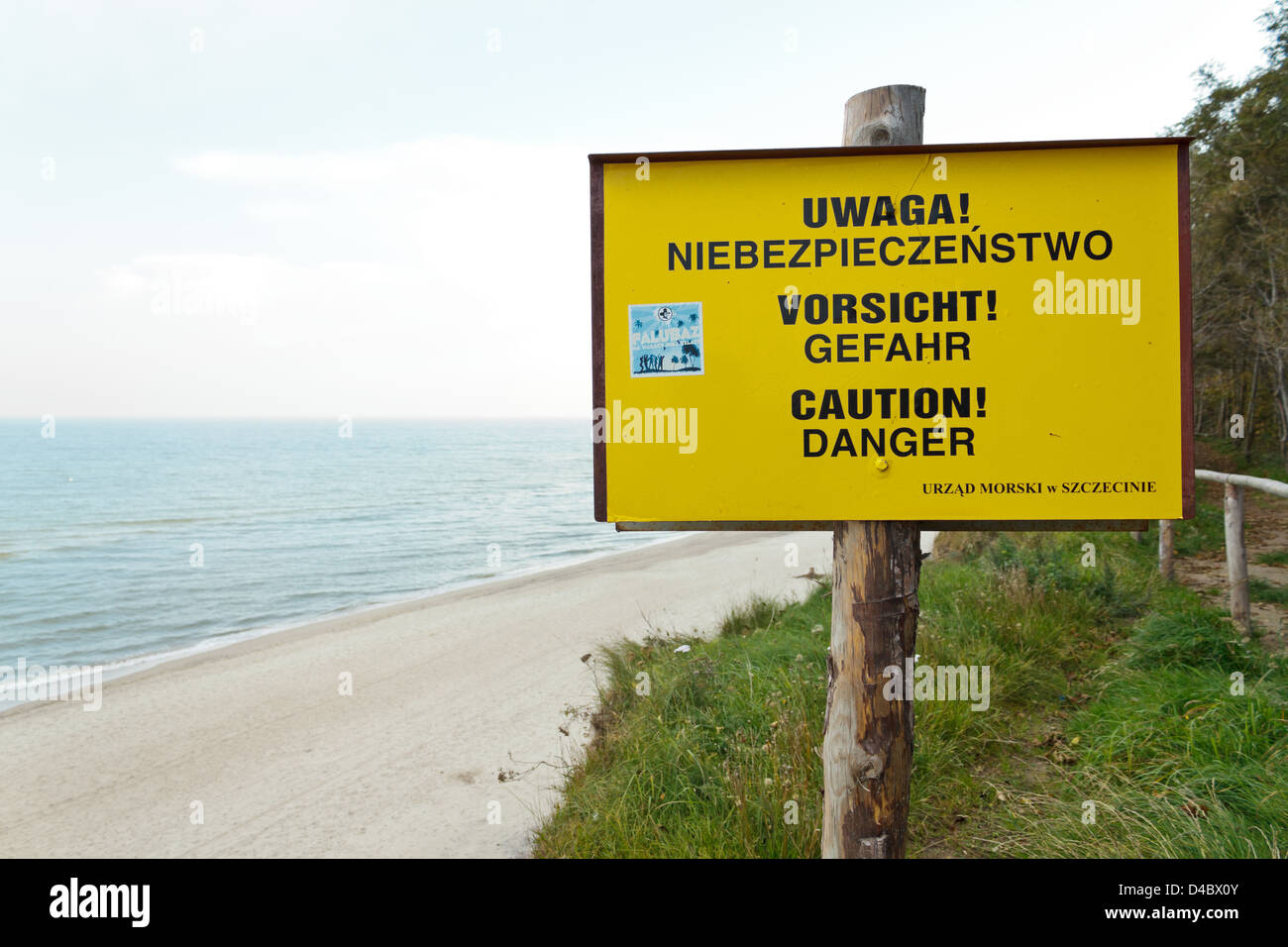 Hoff sul Mar Baltico, Polonia, multilingue segno di avvertimento sulla scogliera Foto Stock