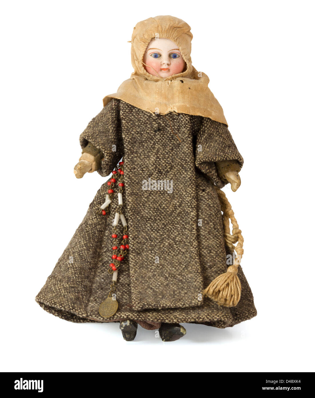 Vecchio usurato antique doll di una monaca su sfondo bianco Foto Stock