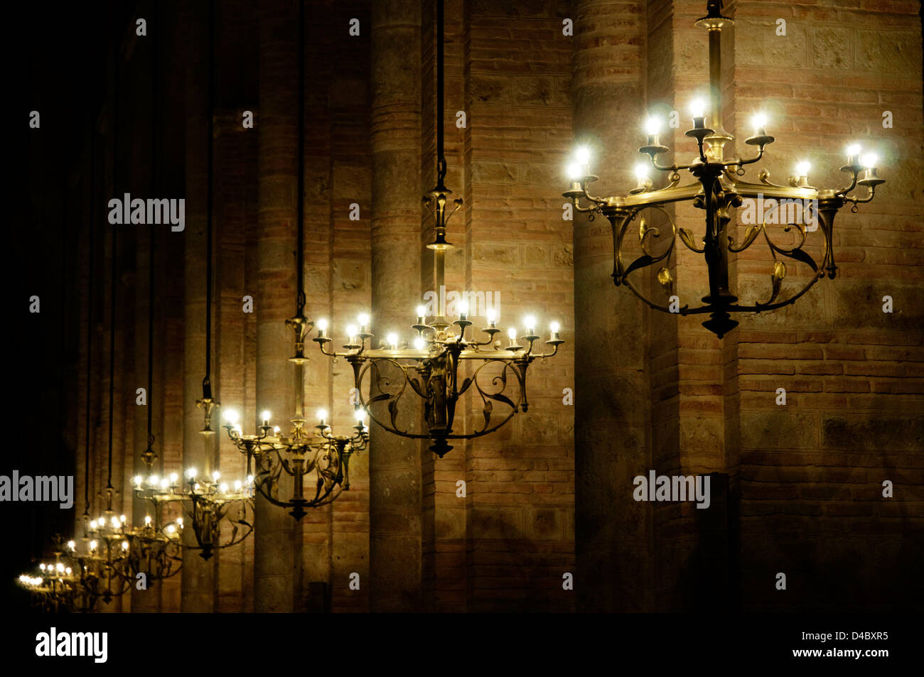 Lampadari nella St Sernin basilica di Tolosa Foto Stock