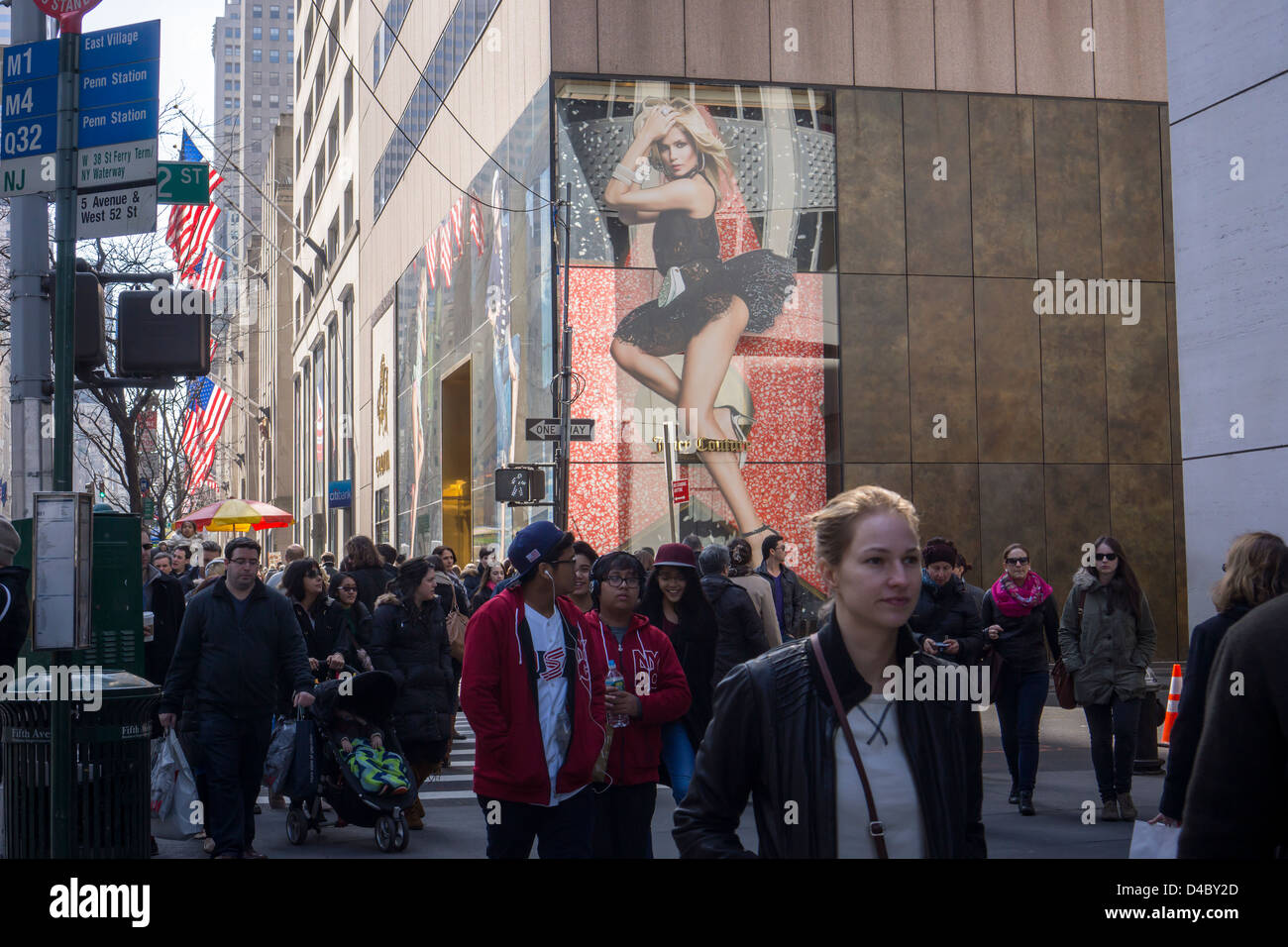 Gli amanti dello shopping pass Juicy Couture store in midtown Manhattan quartiere di New York Foto Stock