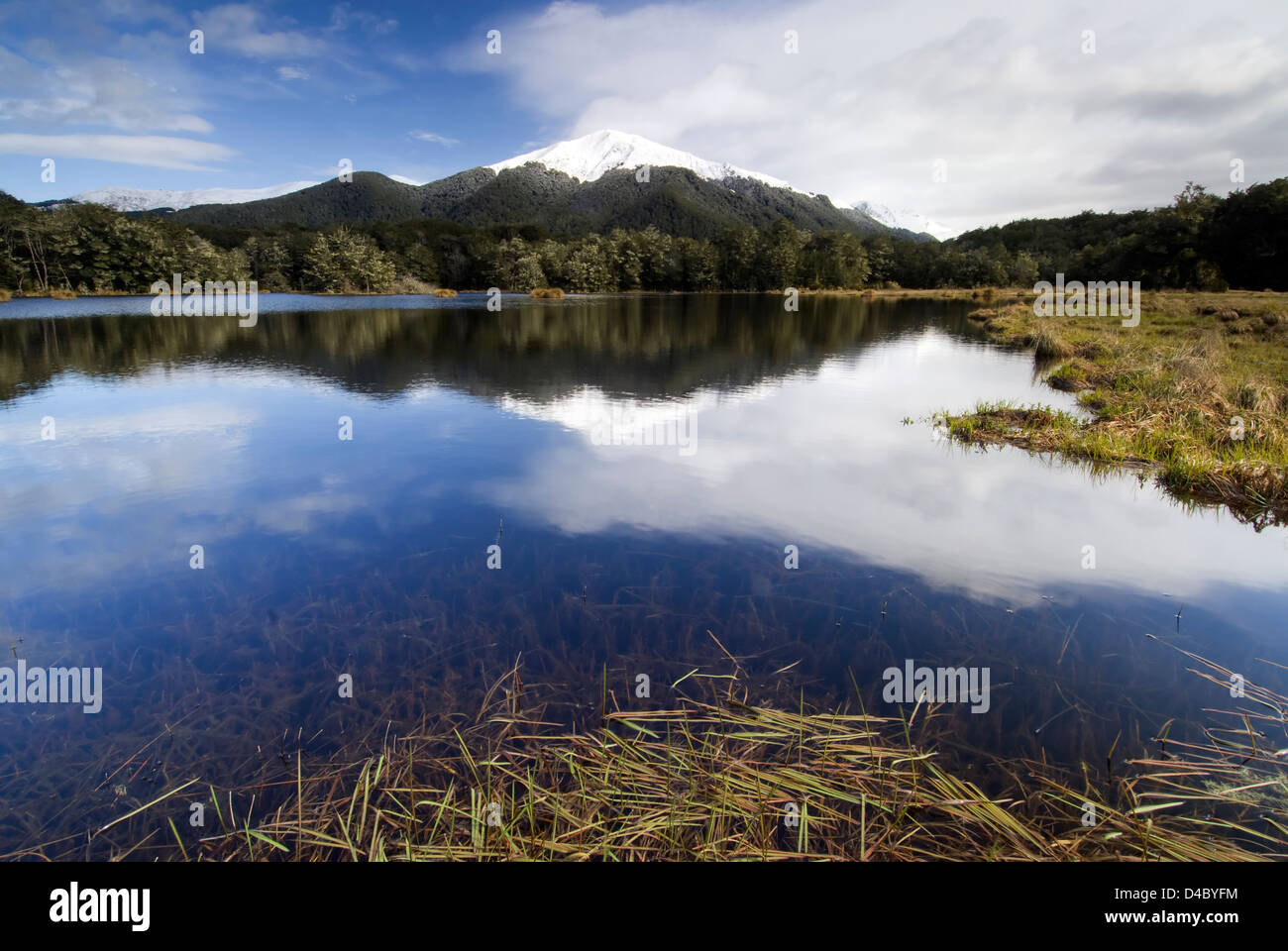 La neve fresca riflette in Mavora Lakes, Southland, Nuova Zelanda Foto Stock