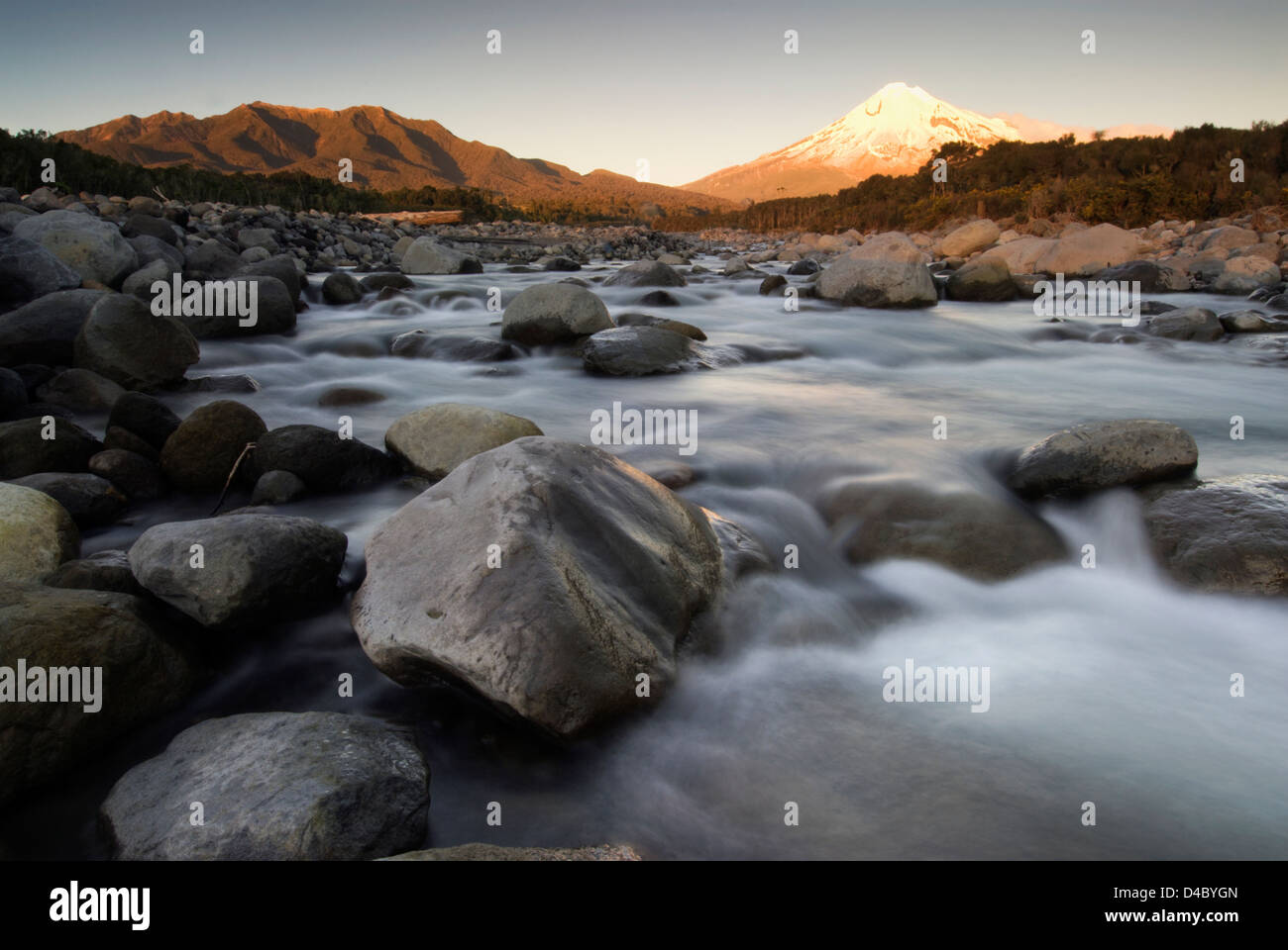 Tramonto sul Monte taranaki da Stony River,North Island, Nuova Zelanda Foto Stock