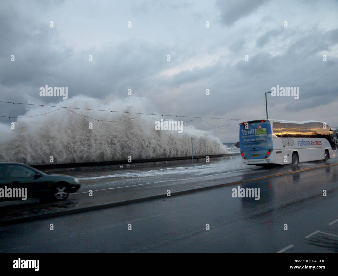 Lungomare di Torquay, 11 marzo 2013. Alte onde crash oltre la parete del mare e del traffico, come le tempeste e la pioggia ha colpito il South Devon Coast Foto Stock