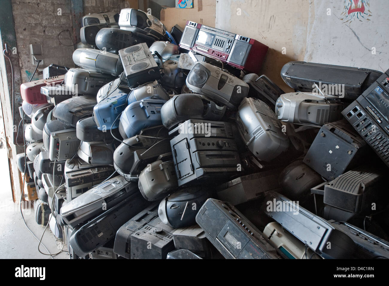 Amburgo, Germania, pile di vecchie apparecchiature stereo store in Rothenburgsort Foto Stock