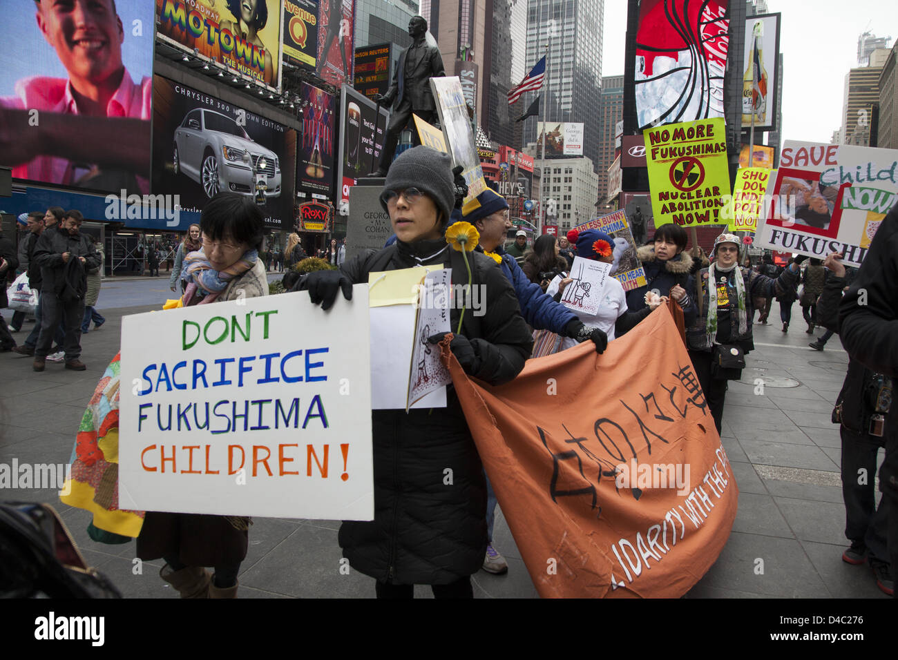 New York, Stati Uniti d'America. Il 10 marzo 2013. 2° anniversario commemorazione marzo, per non dimenticare i bambini di Fukushima in corso e la catastrofe nucleare in Giappone, da Times Square alle Nazioni Unite a New York City. Credito: David Grossman / Alamy Live News Foto Stock