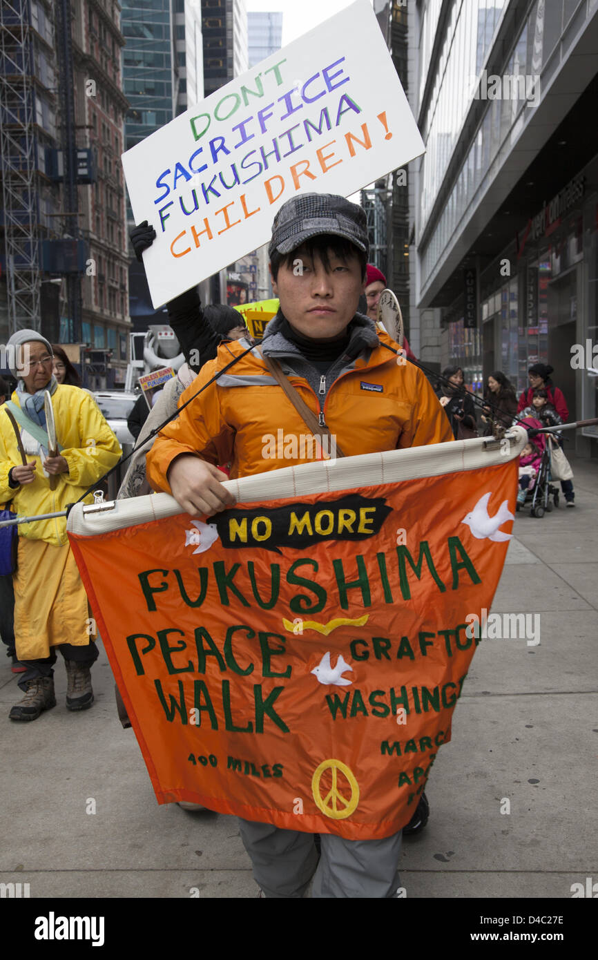 New York, Stati Uniti d'America. Il 10 marzo 2013. 2° anniversario commemorazione marzo, per non dimenticare i bambini di Fukushima in corso e la catastrofe nucleare in Giappone, da Times Square alle Nazioni Unite a New York City. Credito: David Grossman / Alamy Live News Foto Stock
