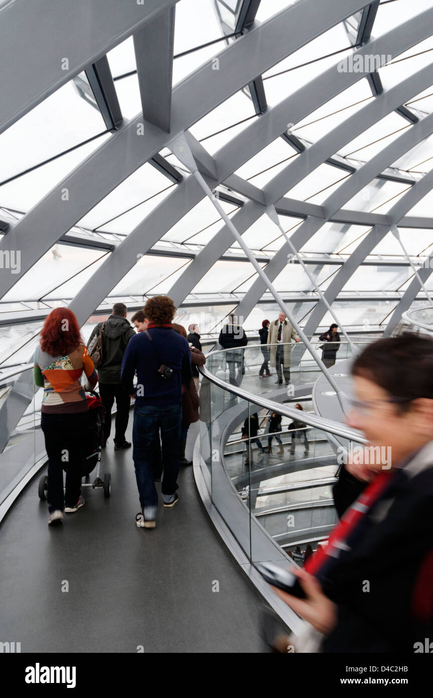 All'interno della cupola del Reichstag a Berlino Foto Stock