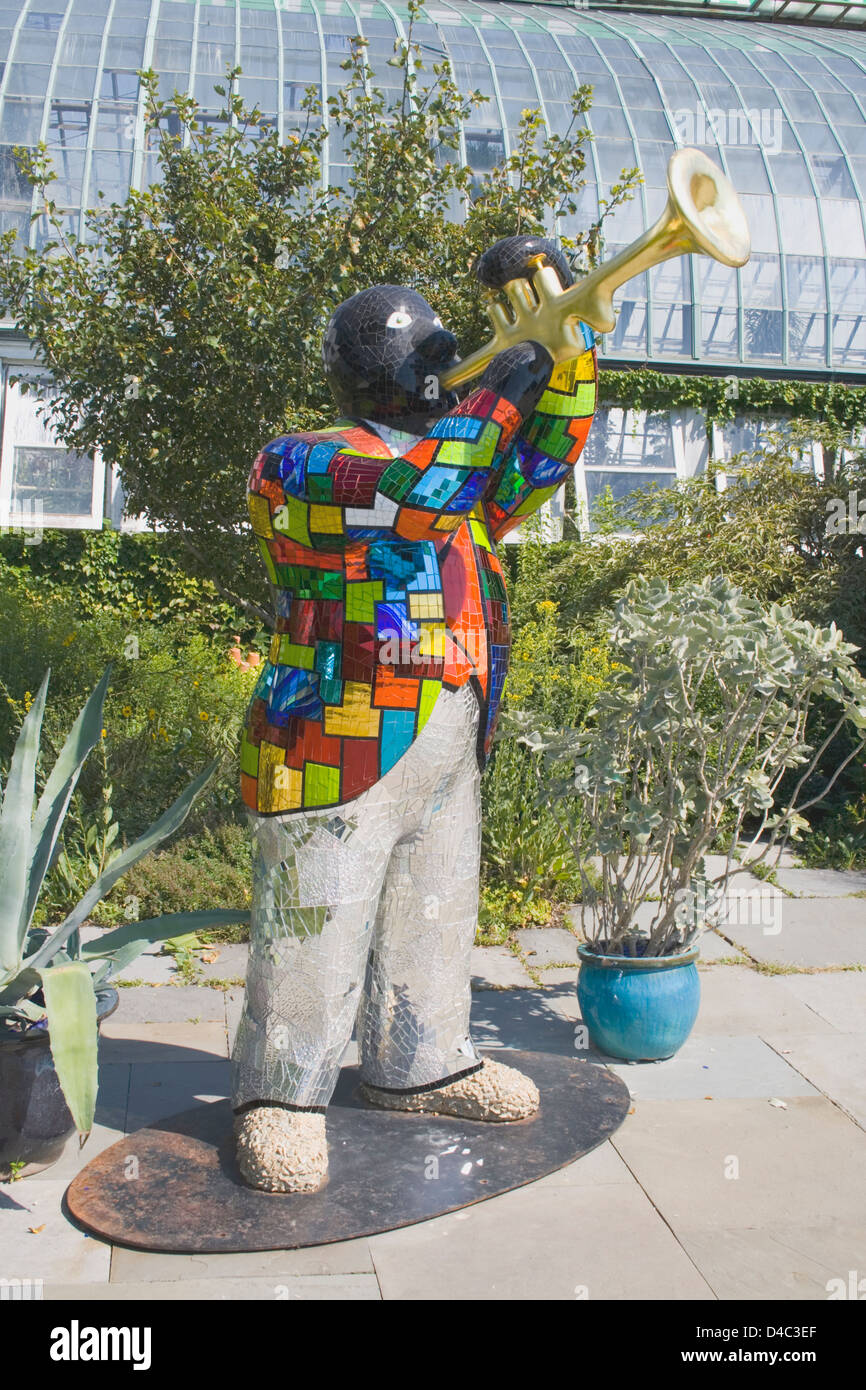 Louis Armstrong di scultura 2000 Niki de Saint Phalle (1930-2001) Garfield Park Conservatory. Chicago in Illinois IL USA Foto Stock