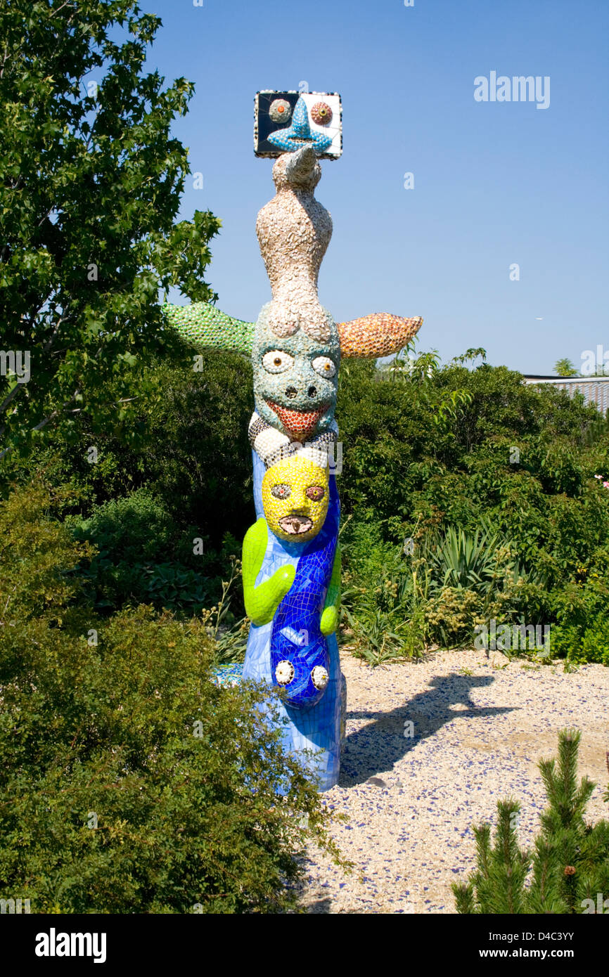 Kingfisher Totem 2000 mosaico scultura di Niki de Saint Phalle (1930-2001) Garfield Park Conservatory. Chicago in Illinois IL USA Foto Stock