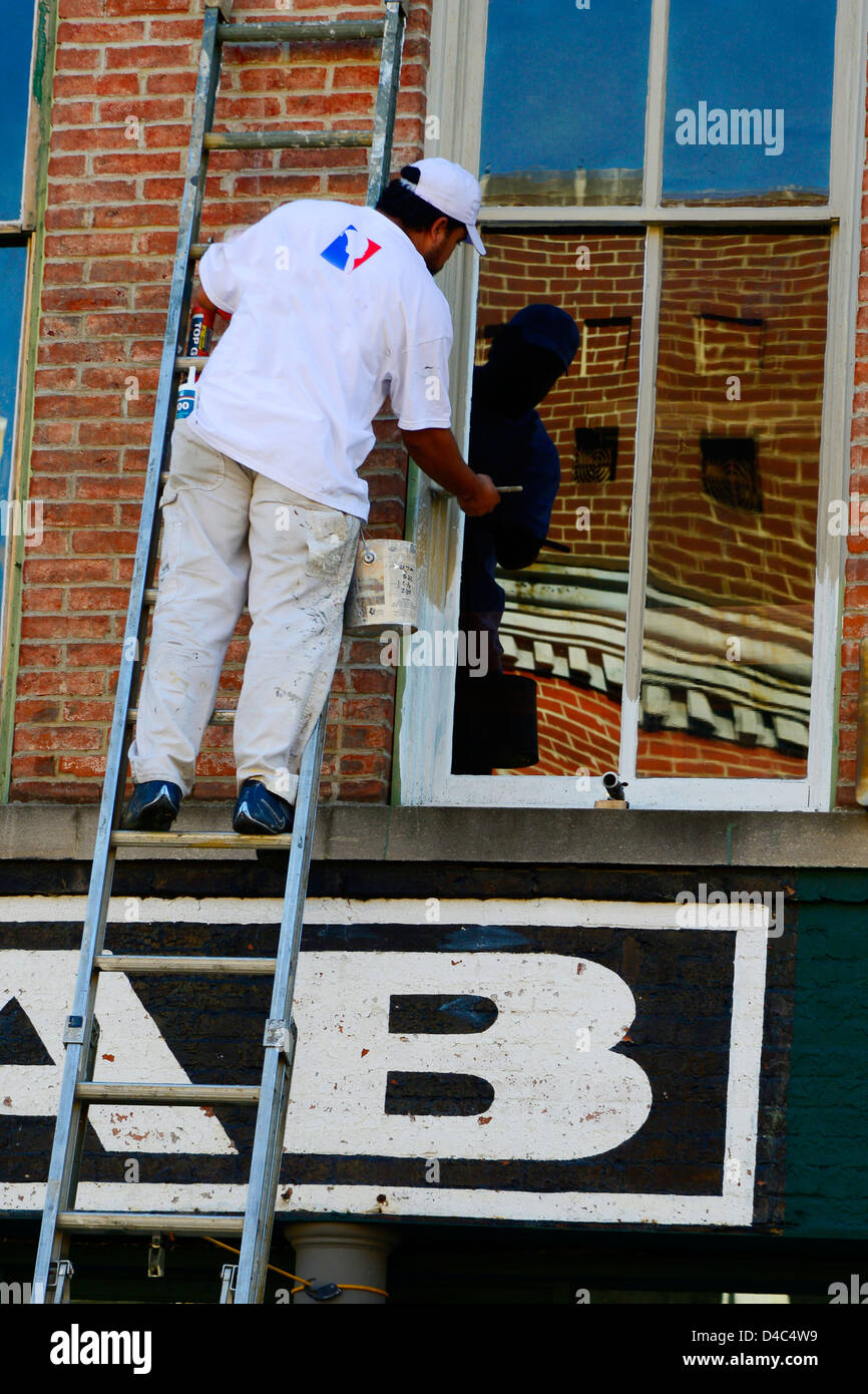 Pittore sulla scala pittura Memphis TN Tennessee Foto Stock