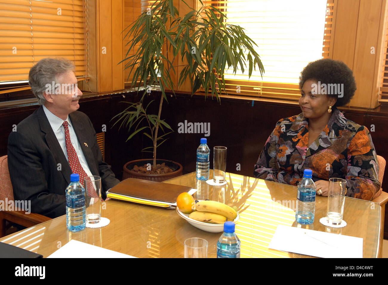 In Sud Africa il Ministro degli Esteri Nkoana-Mashabane incontra Sotto Segretario William J. ustioni Foto Stock