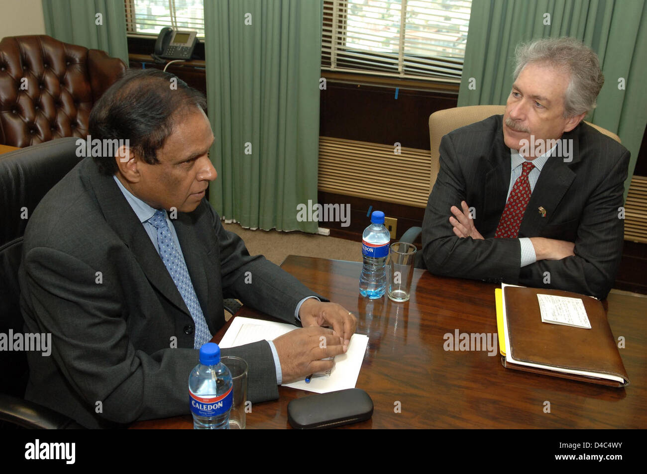 South African il Vice Ministro degli Esteri Ebrahim Ebrahim soddisfa con U.S. Sotto Segretario William J. ustioni Foto Stock