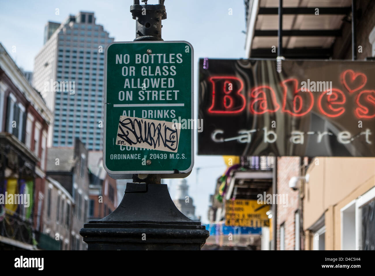 Un no alcool bottiglie sulla strada segno nel Quartiere Francese, New Orleans Foto Stock