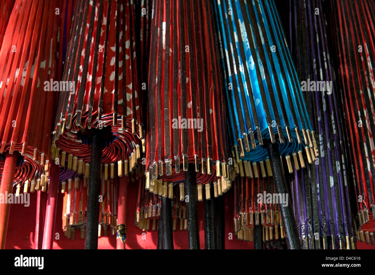 Modello di rosso, blu e viola tradizionale carta giapponese bangasa ombrelloni. Foto Stock