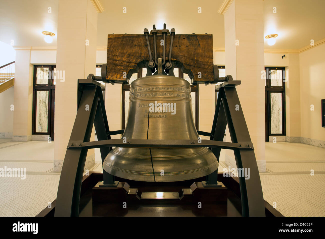 La Utah State Capital Liberty Bell e display. Cinquanta tre campane sono stati colati, uno per ciascuno Stato membro. La Utah State Capital building Foto Stock