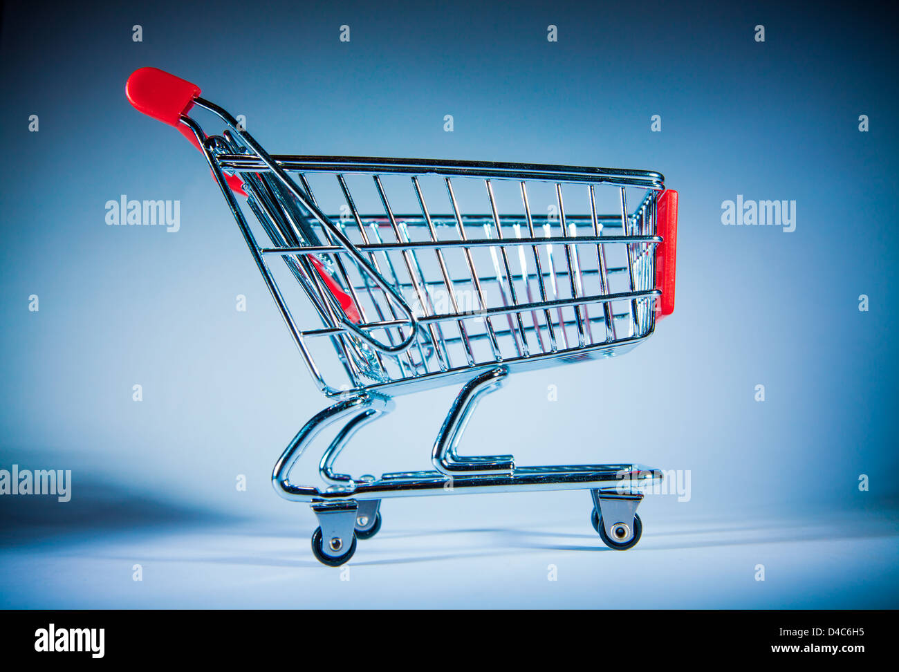 Carrello spesa su sfondo blu Foto Stock