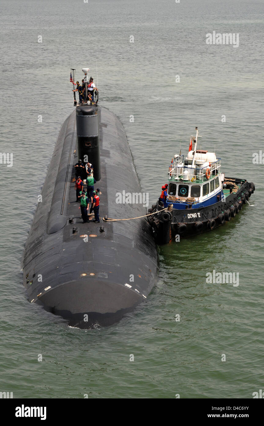 Classe Los-Angeles attacco rapido sommergibile USS Springfield si prepara a venire a fianco di sommergibile offerta USS Emory S. Terra durante una visita porta Luglio 13, 2011 a Manama, Bahrain. Foto Stock