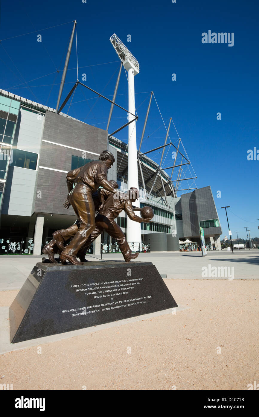 Australian Rules Football statua, al di fuori del campo da Cricket di Melbourne. Melbourne, Victoria, Australia Foto Stock