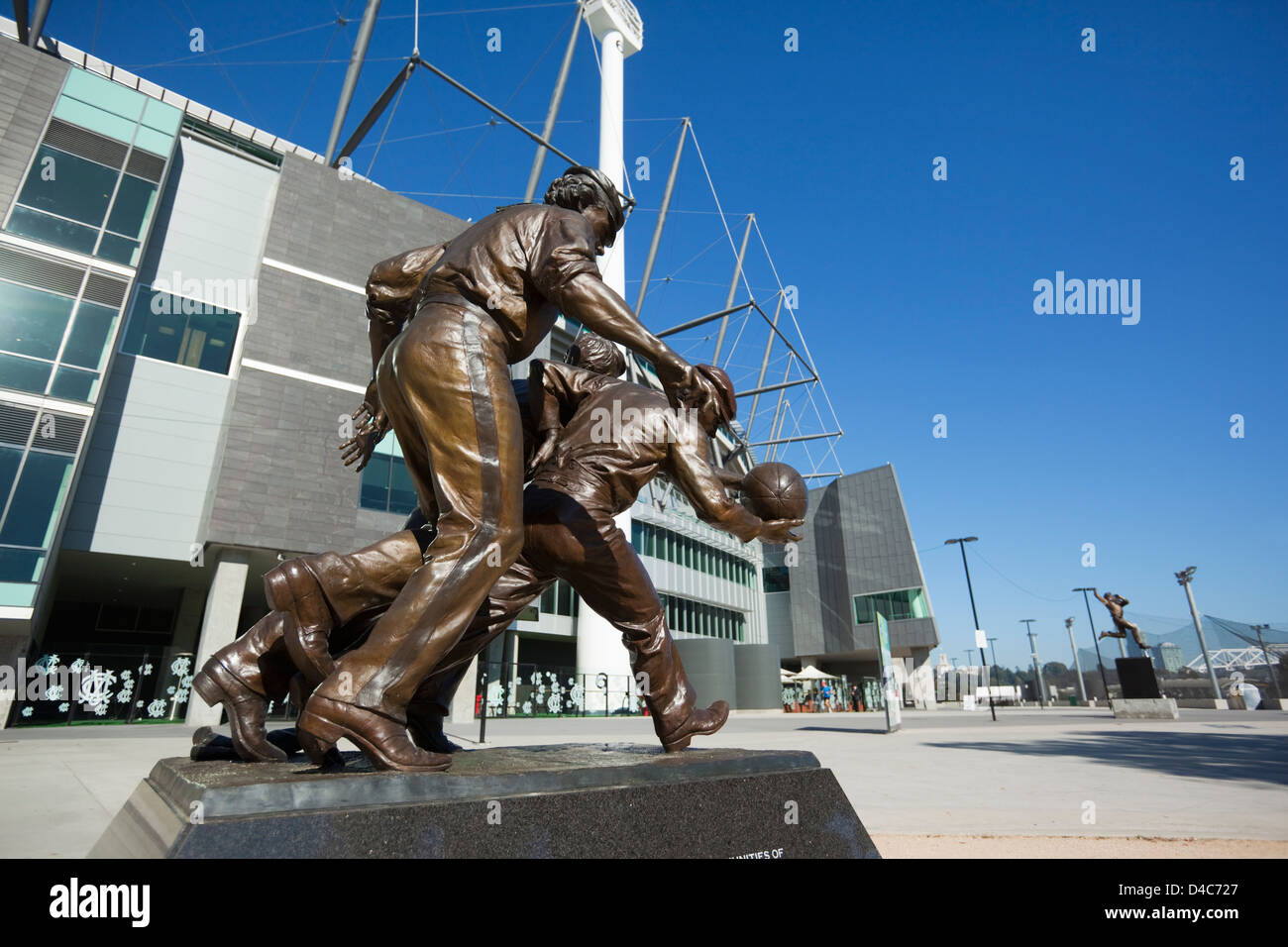 Australian Rules Football statua, al di fuori del campo da Cricket di Melbourne. Melbourne, Victoria, Australia Foto Stock