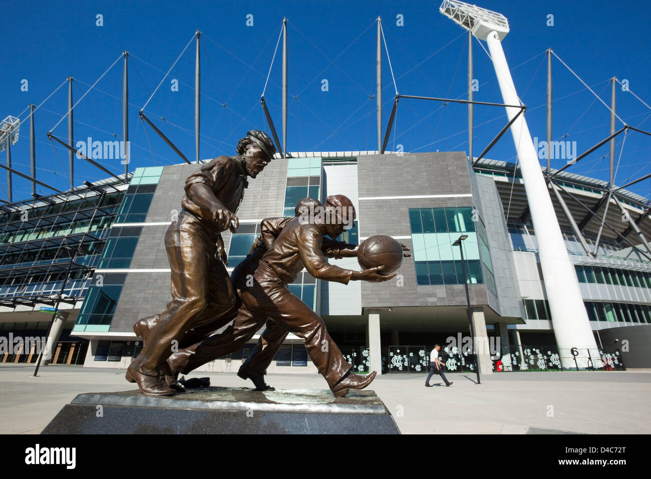 Australian Rules Football statua, al di fuori del campo da Cricket di Melbourne. Melbourne, Victoria, Australia Foto Stock