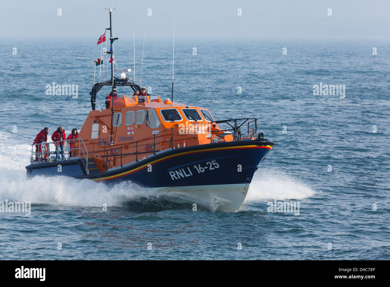 Scialuppa di salvataggio RNLI equipaggio in mare nella nuova classe Tamar nave 'Kiwi' in Moelfre, Isola di Anglesey, Galles del Nord, Regno Unito, Gran Bretagna Foto Stock