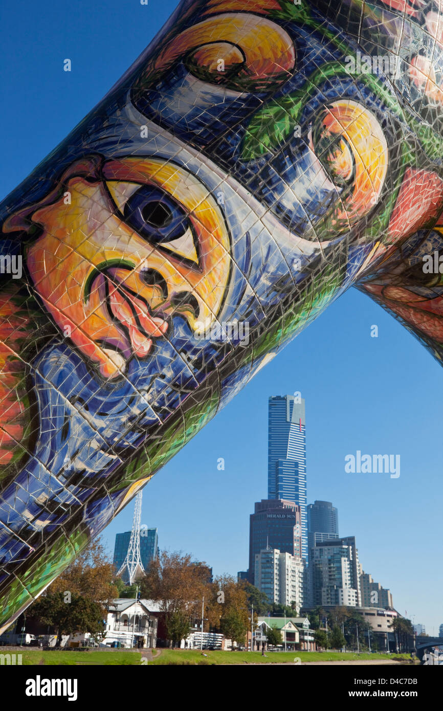 Skyline della città vista attraverso l'angelo scultura sulle rive del Fiume Yarra. Birrarung Marr, Melbourne, Victoria, Australia Foto Stock