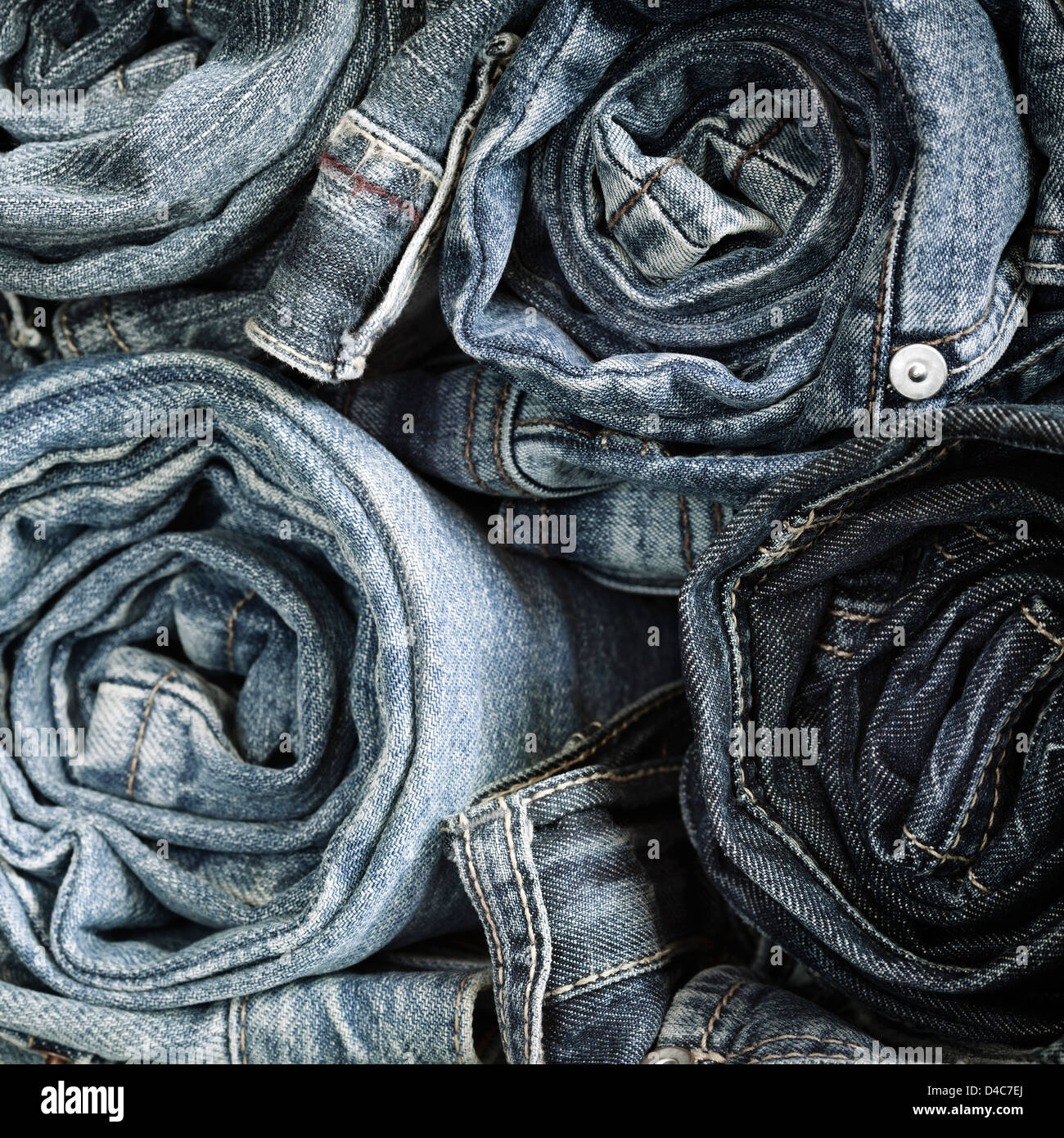 Jeans blu sfondo, il fuoco selettivo sulla più vicina Foto Stock