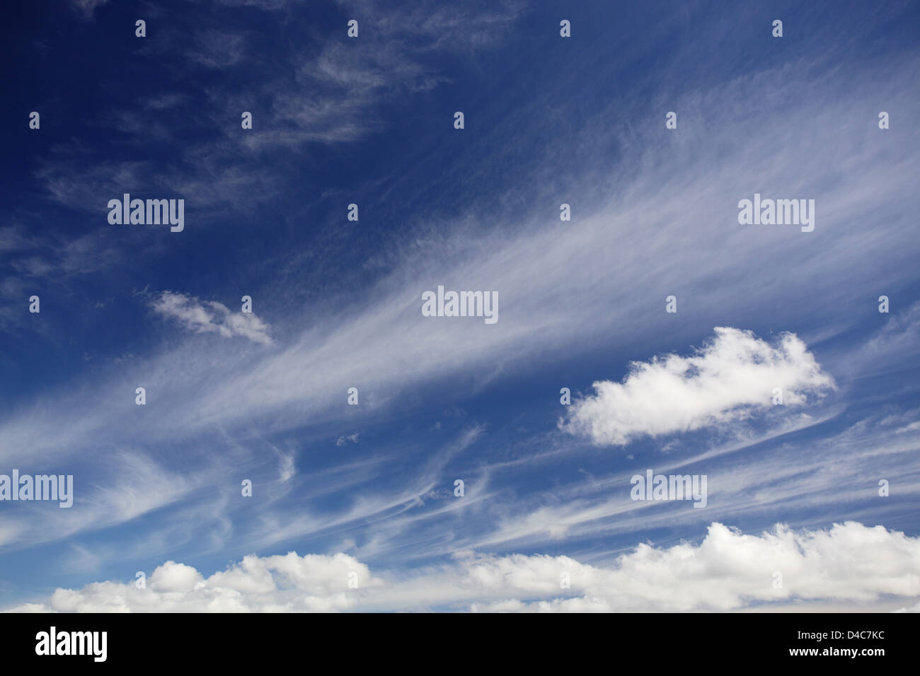 Il profondo blu del cielo con un bel bianco i modelli cloud e copiare lo spazio per testo Foto Stock