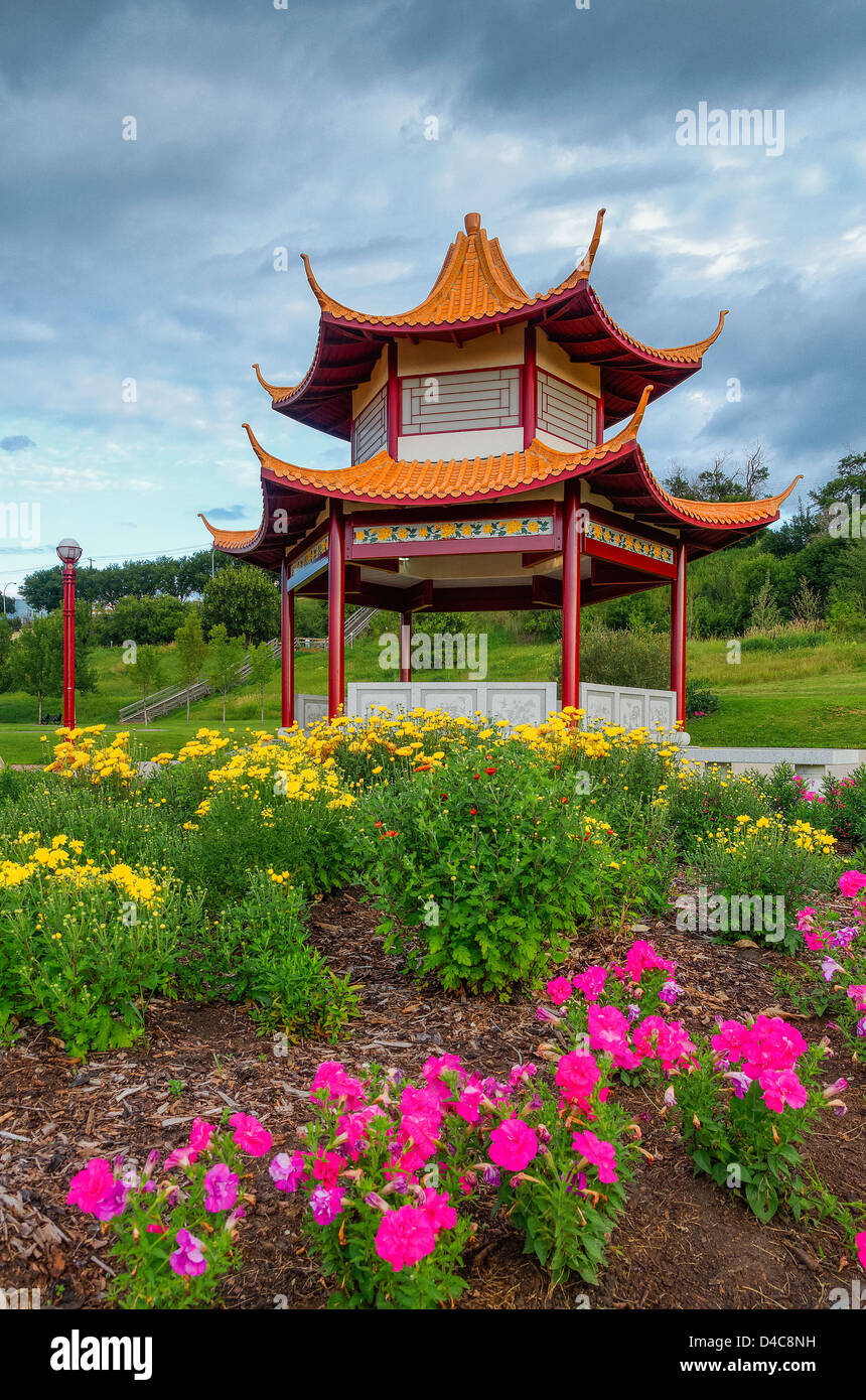 Pagoda nel Giardino Cinese, Louise McKinney Riverfront Park, Edmonton, Alberta, Canada Foto Stock