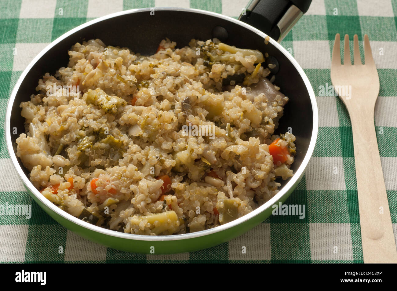 Vista ravvicinata di Quinoa organica zuppa di verdure Foto Stock