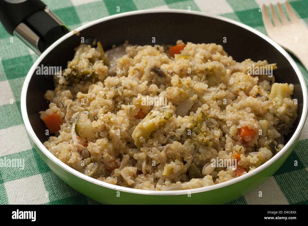 Vista ravvicinata di Quinoa organica zuppa di verdure Foto Stock