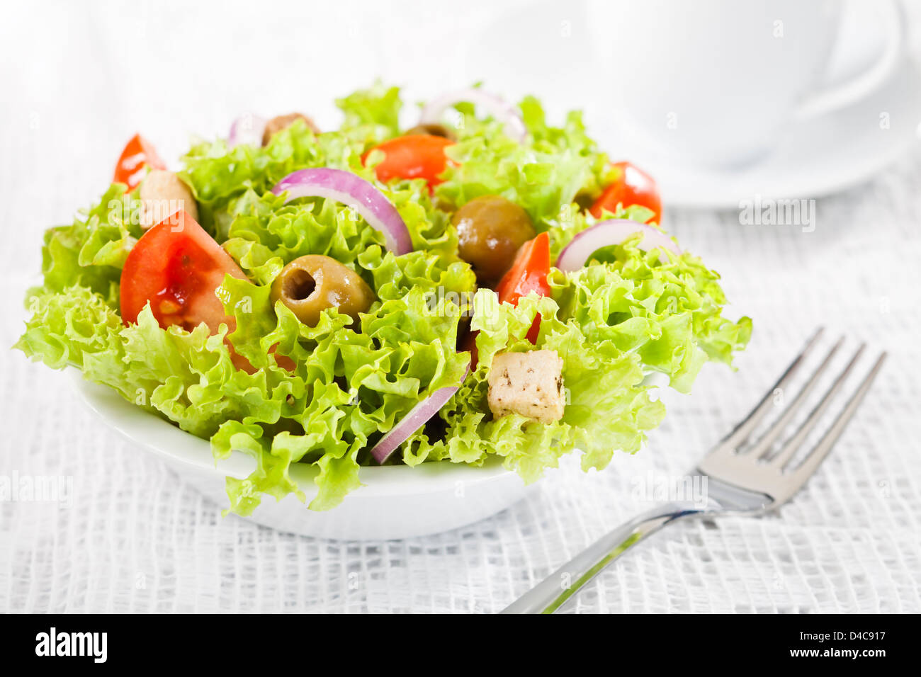Fresco e salutare insalata di verdure in vaso Foto Stock