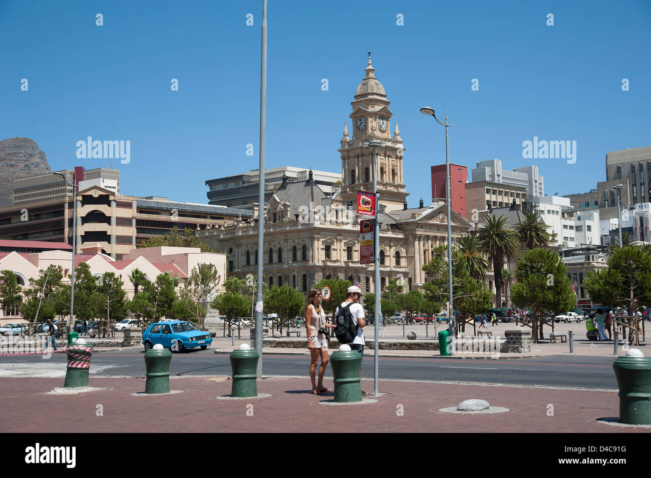 Municipio di Città del Capo Sud Africa turisti attendere in attesa alla fermata dei bus turistici Foto Stock