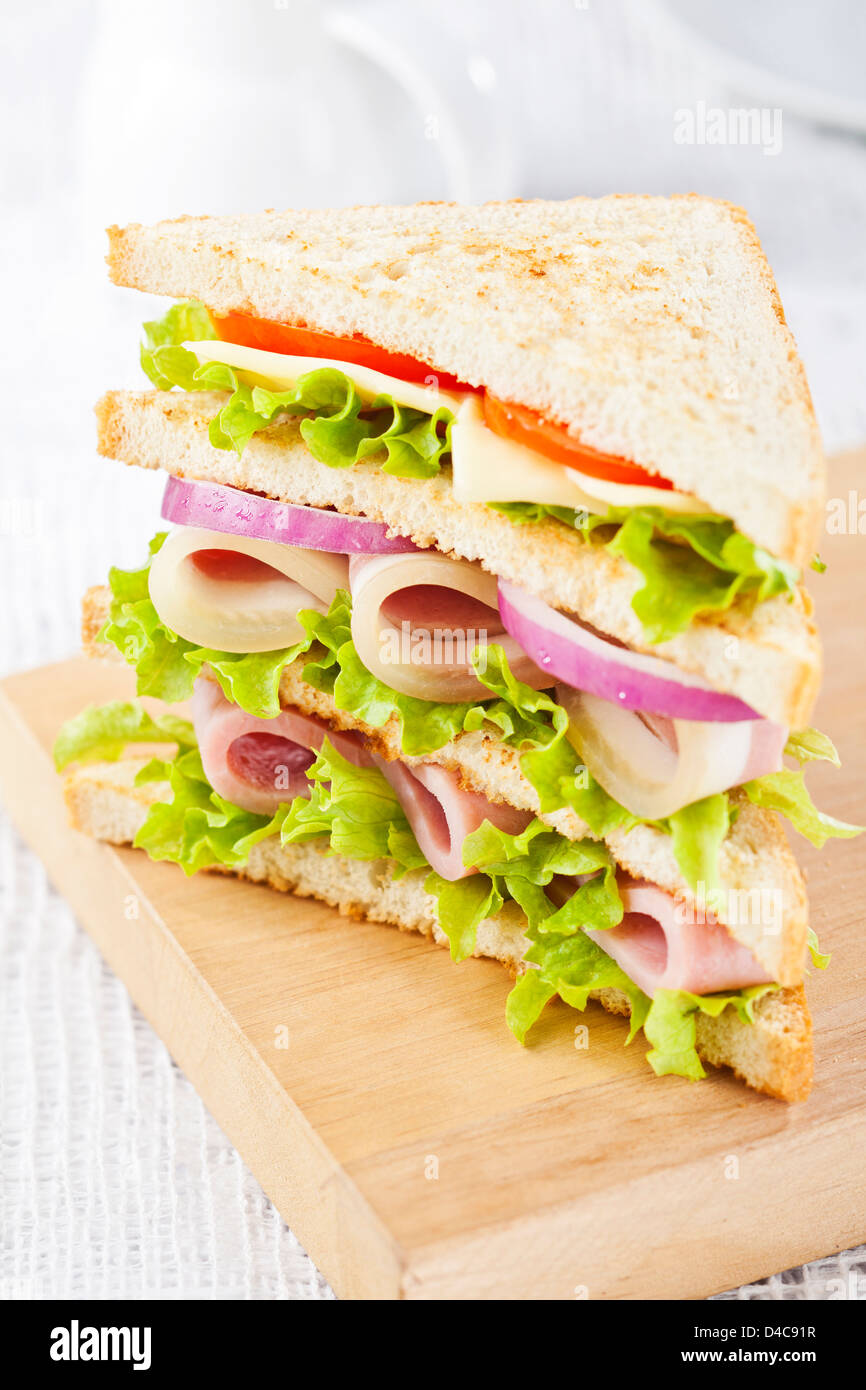 Club sandwich con prosciutto e verdure Foto Stock