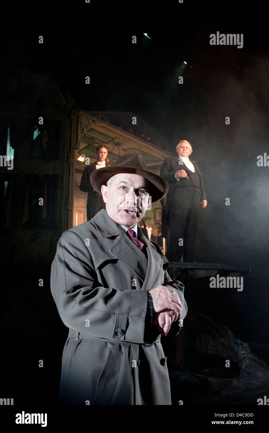 l-r: (Posteriore) Robin Whiting (Eric Birling), Nicholas Woodeson (Ispector Goole), David Roper (Arthur Birling) in UN ISPETTORE CHIAMATE da J B Priestley al Teatro Novello, Londra WC2 25/09/2009 un progetto di produzione teatrale nazionale: Ian MacNeil illuminazione: Rick Fisher regista: Stephen Dandry Foto Stock l-r: (Posteriore) Robin Whiting (Eric Birling), Nicholas Woodeson (Ispector Goole), David Roper (Arthur Birling) in UN ISPETTORE CHIAMATE da J B Priestley al Teatro Novello, Londra WC2 25/09/2009 un progetto di produzione teatrale nazionale: Ian MacNeil illuminazione: Rick Fisher regista: Stephen Dandry Foto Stock