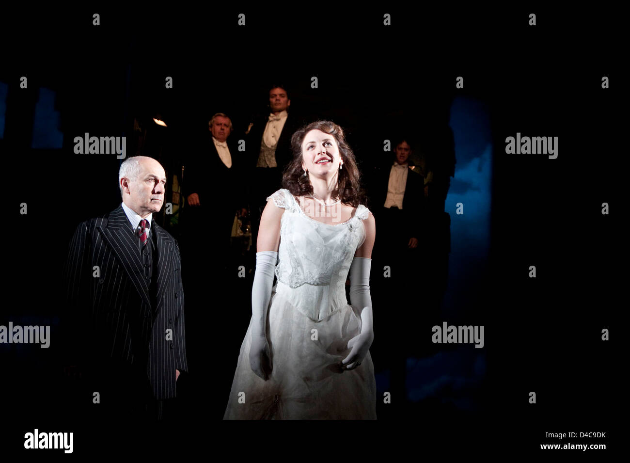 Fronte: Nicholas Woodeson (Inspector Goole), Marianne Oldham (Sheila Birling) posteriore, l-r: David Roper (Arthur Birling), Timothy Watson (Gerald Croft), Robin Whiting (Eric Birling) in UN INSPECTOR CHIAMATE di J B Priestley al Novello Theatre, Londra MacWC2 25/09/2009 un direttore di produzione di Teatro nazionale: Ian Fisher: Stephen Dalsry Foto Stock Fronte: Nicholas Woodeson (Inspector Goole), Marianne Oldham (Sheila Birling) posteriore, l-r: David Roper (Arthur Birling), Timothy Watson (Gerald Croft), Robin Whiting (Eric Birling) in UN INSPECTOR CHIAMATE di J B Priestley al Novello Theatre, Londra MacWC2 25/09/2009 un direttore di produzione di Teatro nazionale: Ian Fisher: Stephen Dalsry Foto Stock