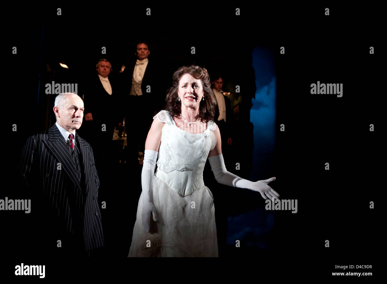 Fronte: Nicholas Woodeson (Inspector Goole), Marianne Oldham (Sheila Birling) posteriore, l-r: David Roper (Arthur Birling), Timothy Watson (Gerald Croft), Robin Whiting (Eric Birling) in UN INSPECTOR CHIAMATE di J B Priestley al Novello Theatre, Londra MacWC2 25/09/2009 un direttore di produzione di Teatro nazionale: Ian Fisher: Stephen Dalsry Foto Stock Fronte: Nicholas Woodeson (Inspector Goole), Marianne Oldham (Sheila Birling) posteriore, l-r: David Roper (Arthur Birling), Timothy Watson (Gerald Croft), Robin Whiting (Eric Birling) in UN INSPECTOR CHIAMATE di J B Priestley al Novello Theatre, Londra MacWC2 25/09/2009 un direttore di produzione di Teatro nazionale: Ian Fisher: Stephen Dalsry Foto Stock