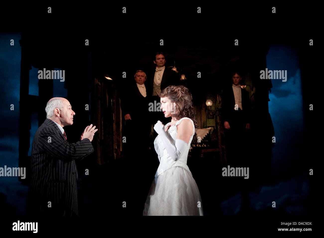 Fronte: Nicholas Woodeson (Inspector Goole), Marianne Oldham (Sheila Birling) posteriore, l-r: David Roper (Arthur Birling), Timothy Watson (Gerald Croft), Robin Whiting (Eric Birling) in UN INSPECTOR CHIAMATE di J B Priestley al Novello Theatre, Londra MacWC2 25/09/2009 un direttore di produzione di Teatro nazionale: Ian Fisher: Stephen Dalsry Foto Stock Fronte: Nicholas Woodeson (Inspector Goole), Marianne Oldham (Sheila Birling) posteriore, l-r: David Roper (Arthur Birling), Timothy Watson (Gerald Croft), Robin Whiting (Eric Birling) in UN INSPECTOR CHIAMATE di J B Priestley al Novello Theatre, Londra MacWC2 25/09/2009 un direttore di produzione di Teatro nazionale: Ian Fisher: Stephen Dalsry Foto Stock