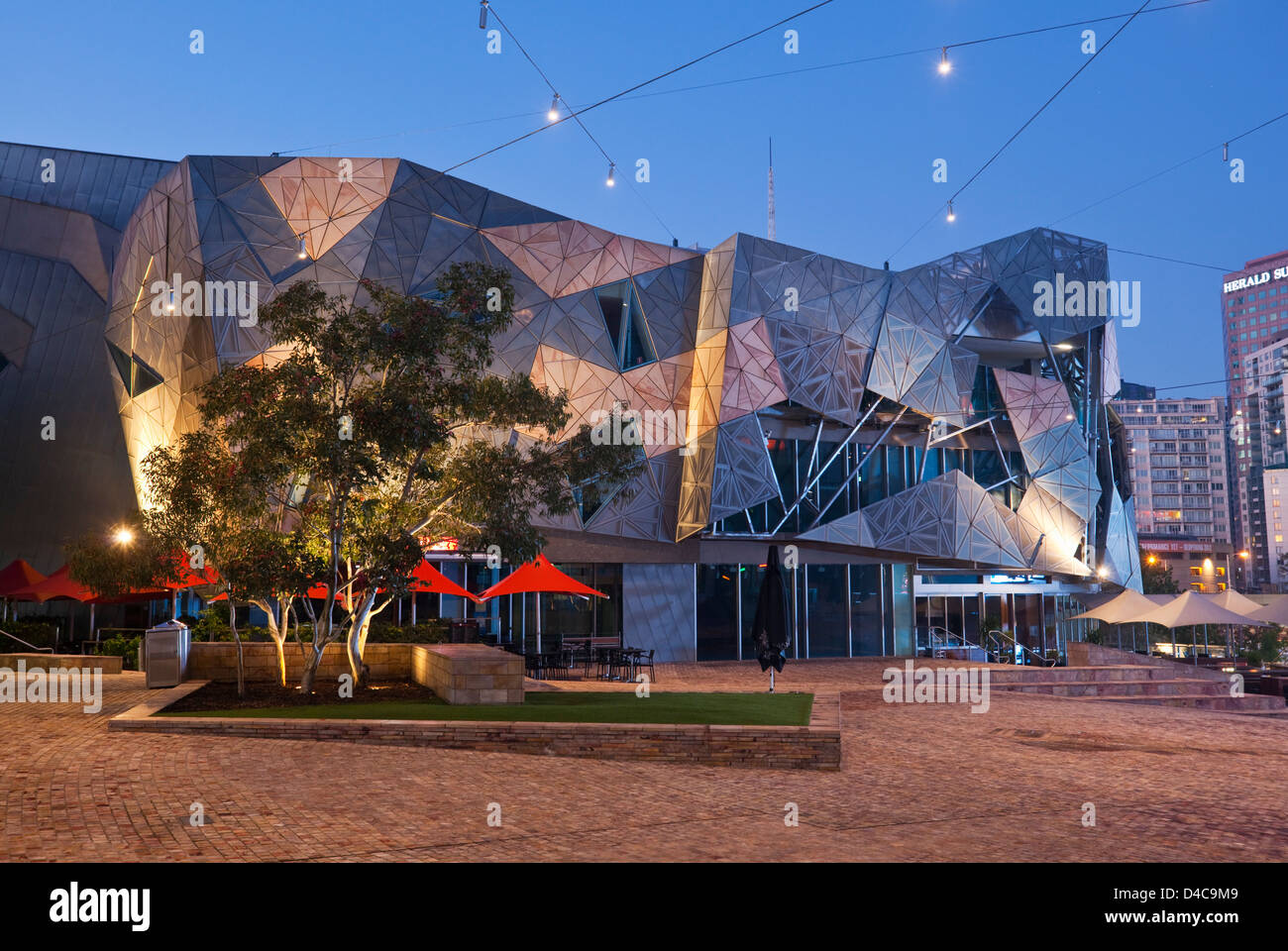Federation Square illuminata di notte. Melbourne, Victoria, Australia Foto Stock