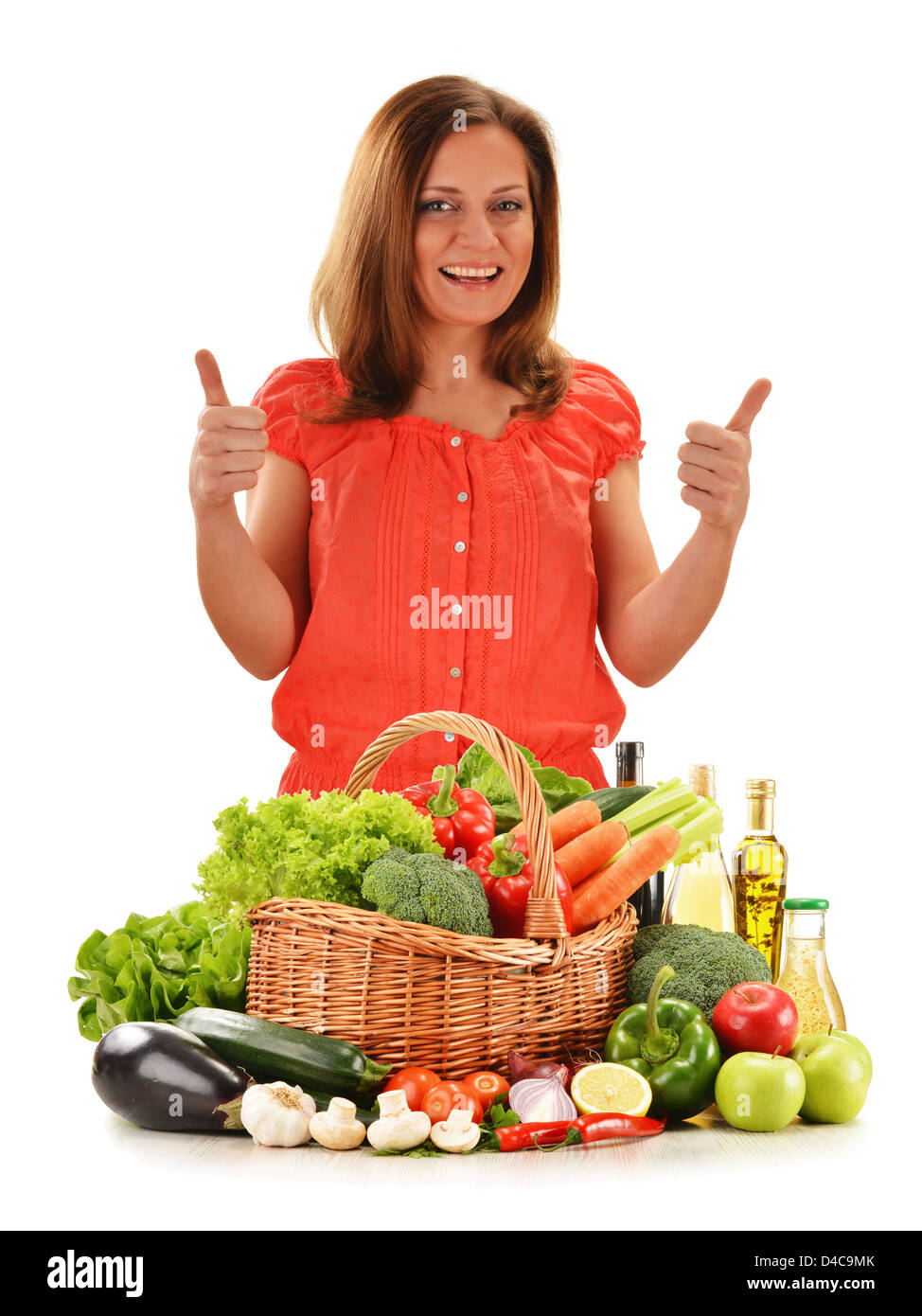 Giovane donna con prodotti alimentari isolato su bianco Foto Stock