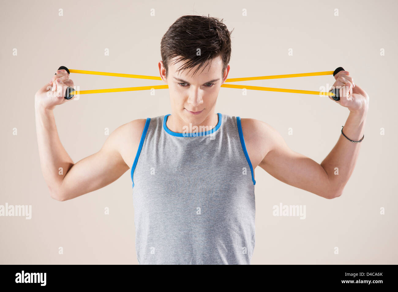 Giovane uomo facendo lavori fuori con una fascetta di fitness Foto Stock