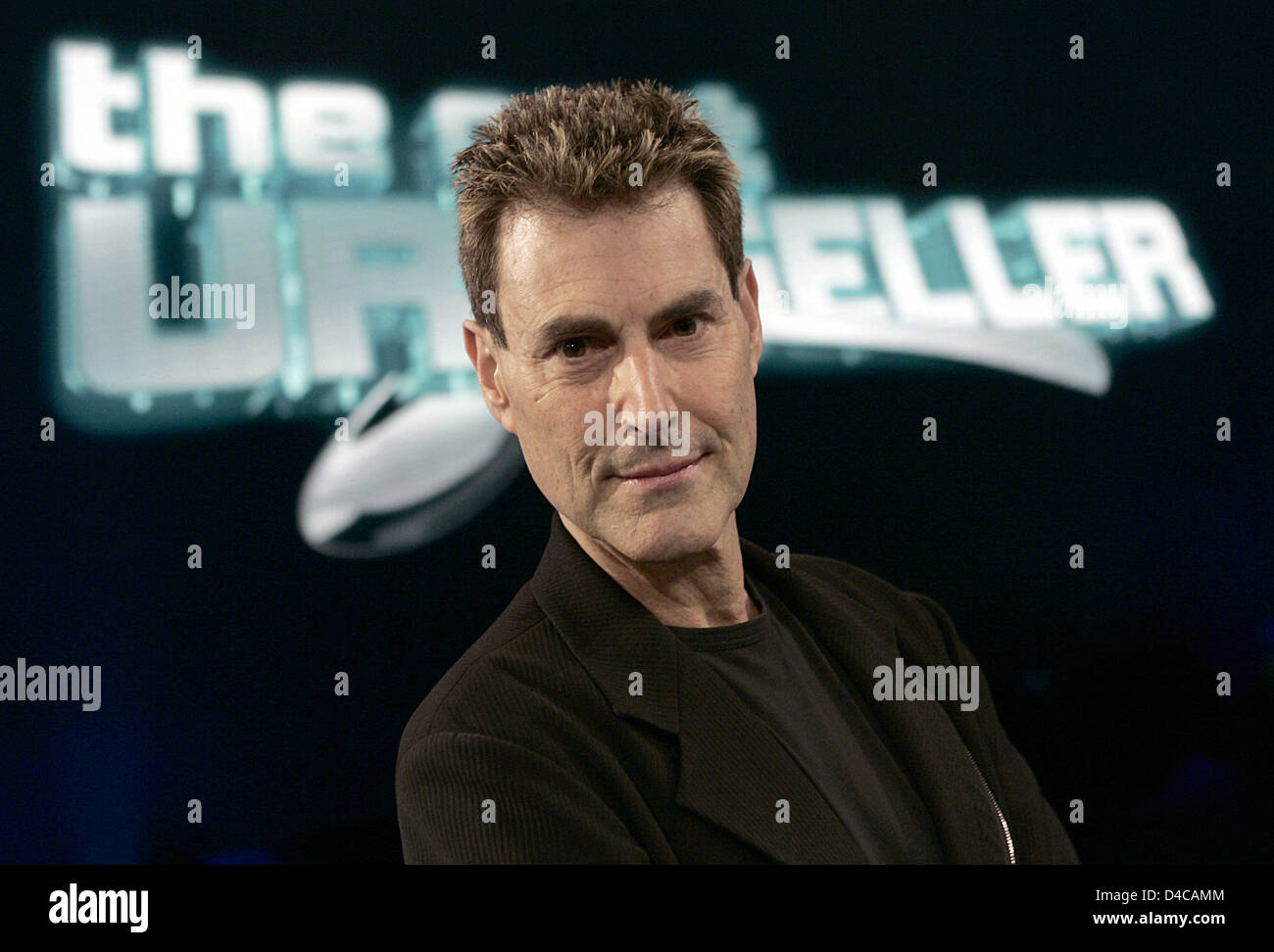 Parapsychologist israeliano Uri Geller pone a un photocall per la ProSieben mostra "Prossima Uri Gellner - fenomeni incredibili Live' in uno studio televisivo di Colonia, Germania, 06 gennaio 2008. A partire dal 08 gennaio 2008 Geller cerca il suo successore in alltogether otto mostra. Foto: Joerg Carstensen Foto Stock