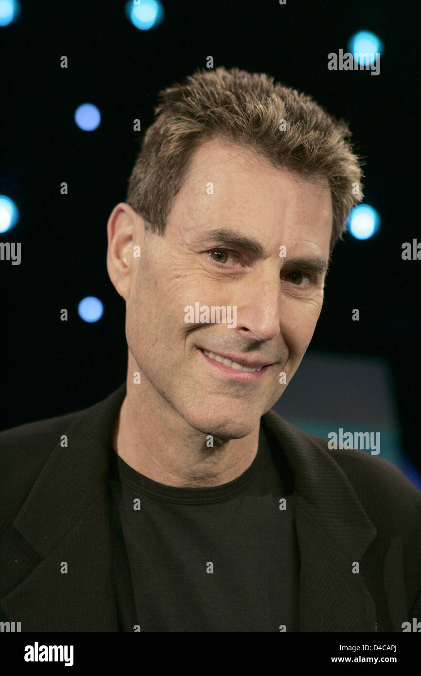 Parapsychologist israeliano Uri Geller pone a un photocall per la ProSieben mostra "Prossima Uri Gellner - fenomeni incredibili Live' in uno studio televisivo di Colonia, Germania, 06 gennaio 2008. A partire dal 08 gennaio 2008 Geller cerca il suo successore in alltogether otto mostra. Foto: Joerg Carstensen Foto Stock