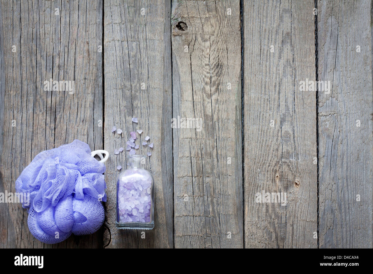 Sale da bagno e spugna su tavole di legno Foto Stock