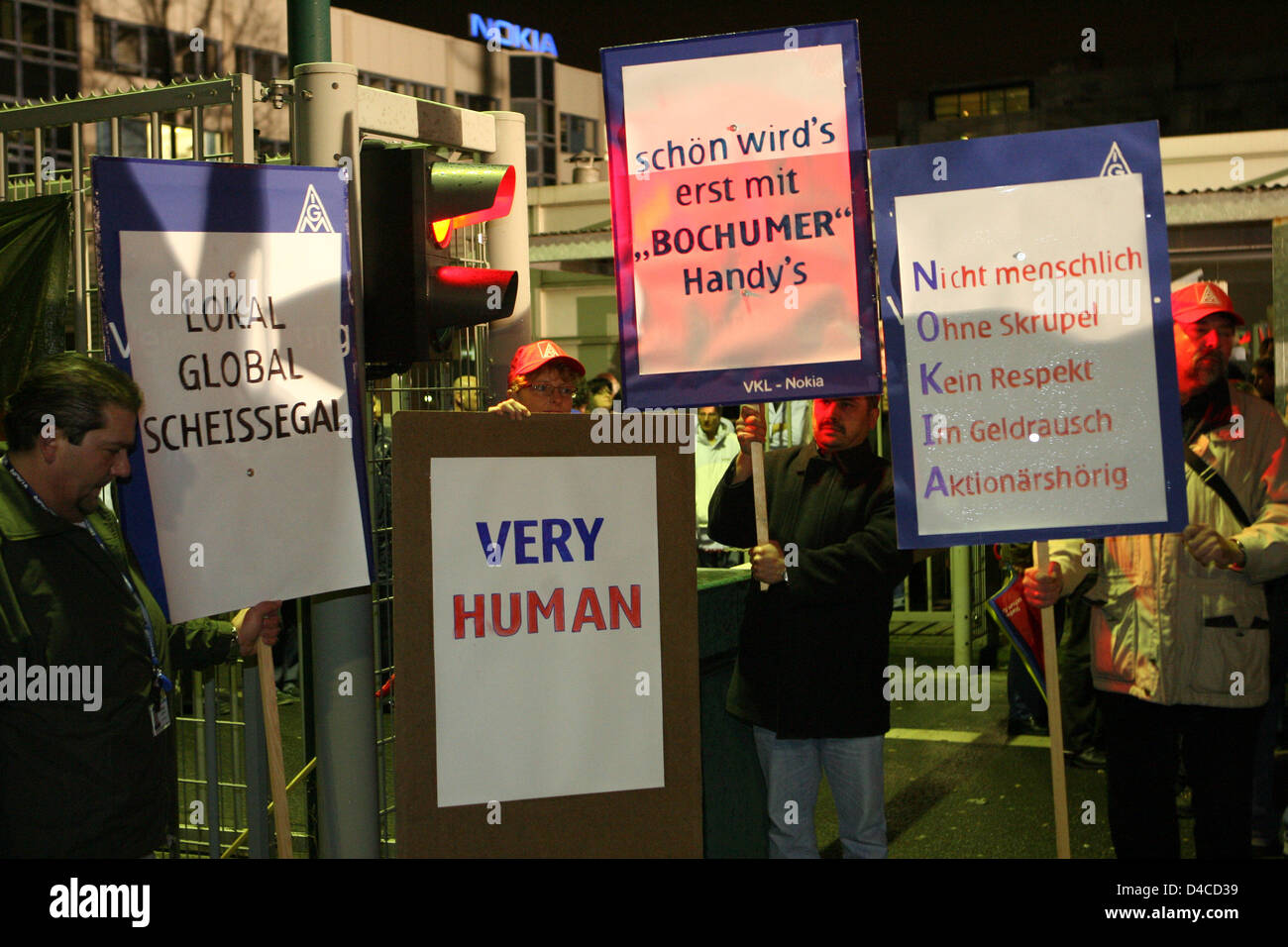 I dipendenti di Nokia stabilimento di Bochum manifestare contro la chiusura dello stabilimento di Bochum, Germania, 17 gennaio 2008. Nokia ha annunciato che sarà chiuso il suo stabilimento di Bochum nella metà del 2008. Questo sarà il risultato nel 2300 i dipendenti di perdere il loro posto di lavoro. I piani di Nokia per trasferire la produzione in Romania e Ungheria. L annuncio ha causato enormi la critica del pubblico in Germania. Ho Foto Stock