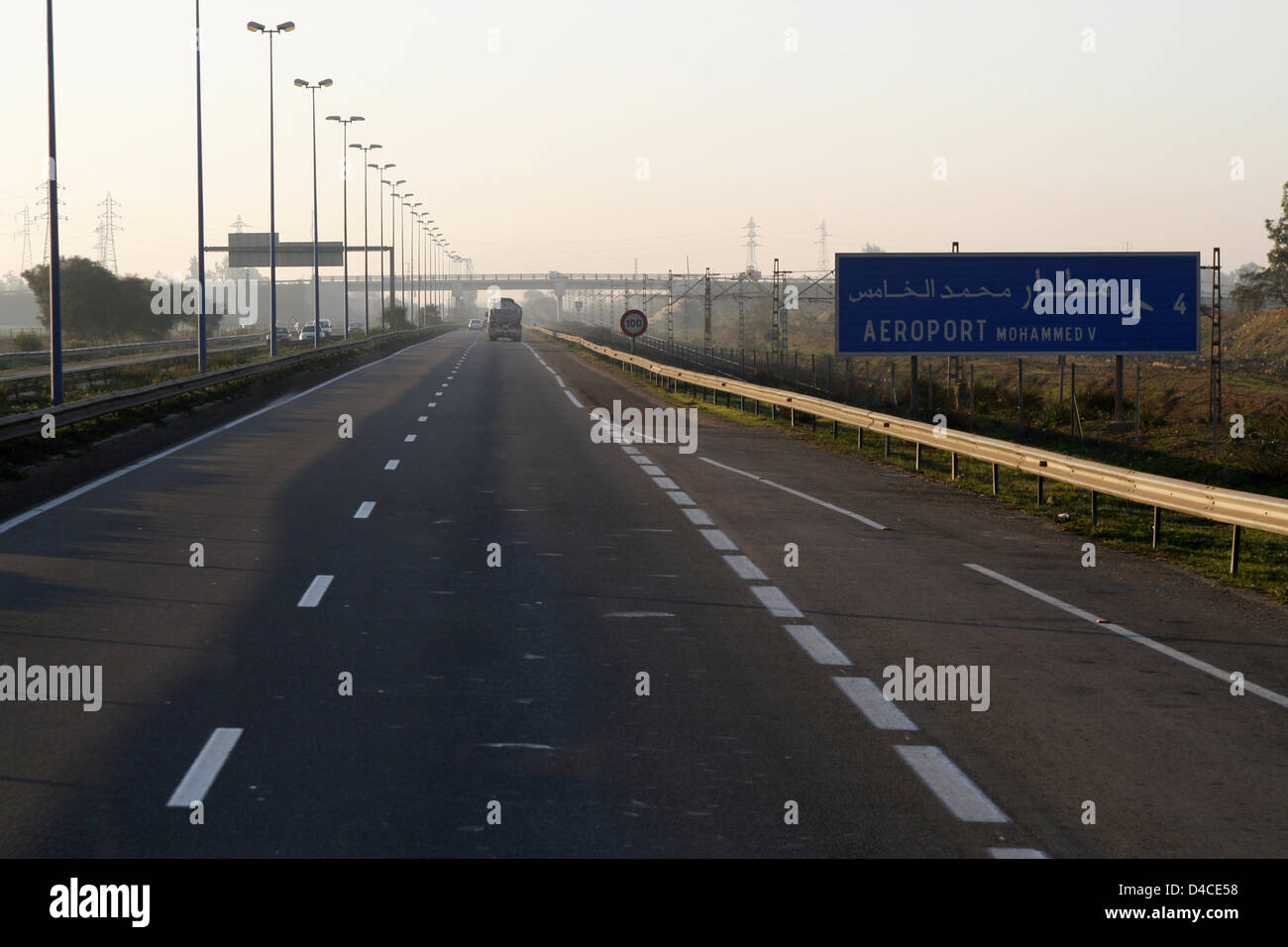 Una autostrada che conduce verso l'aeroporto Mohammed V di Casablanca, Marocco, 17 dicembre 2007. Foto: Lars Halbauer Foto Stock
