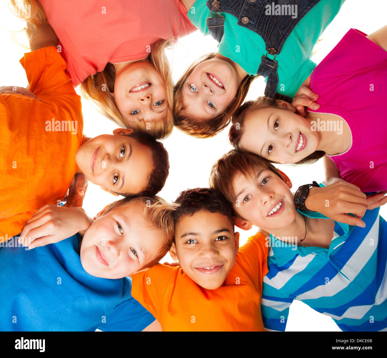 Cerchio di sorridenti bambini positivo guardando verso il basso - diversità  un gruppo di ragazzi e ragazze Foto stock - Alamy