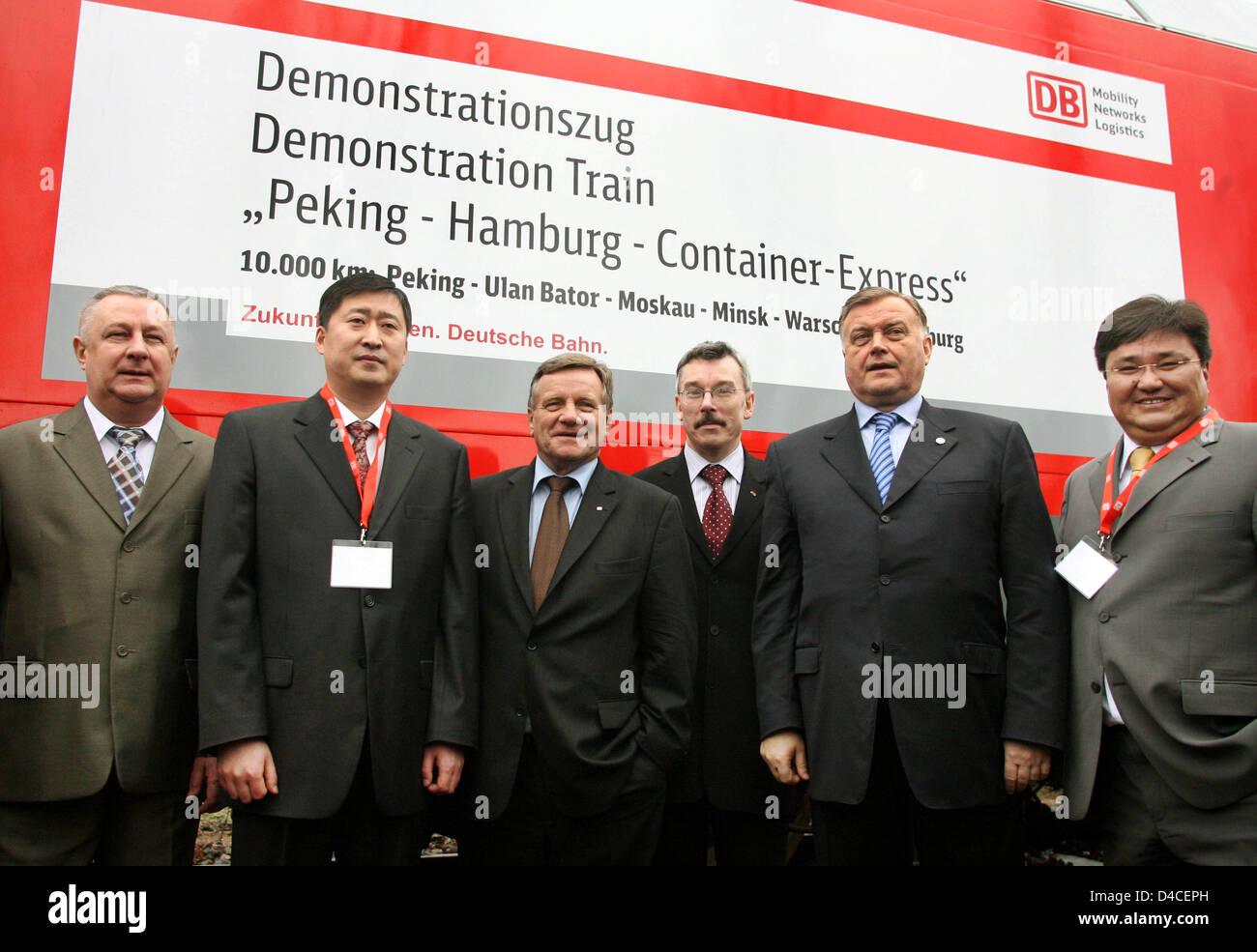 (L-R) Vladimir Mikhailovich Laptinski, vice presidente della Bielorussia Comitato statale per la scienza e la tecnologia, Li Baoren, Vice Direttore Generale per la cooperazione internazionale in il ministero cinese delle ferrovie, Hartmut Mehdorn, CEO di ferroviaria tedesca Deutsche Bahn, Zbigniew Szafranski, vicepresidente del Comitato Esecutivo della PKP polacco linee ferroviarie, Vladimir Yakunin, Presidente della OAO Foto Stock