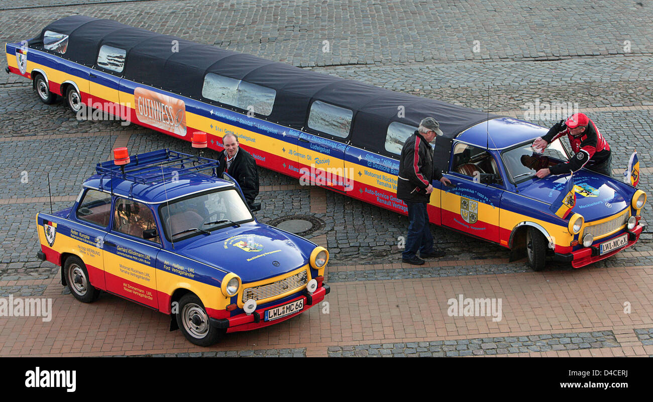 I membri di motorsports club 'Ventola- und Jugendclub 1000 PS". pulire la più lunga "Trabi' (13,11m) nel mondo accanto a un regolare "Trabi' di fronte al Municipio di Ludwigslust, Germania, il 22 gennaio 2008. Il tratto Trabi vide una voce nel Guinness dei record in aprile 2000. 15 persone possono fare un giro a 25km/h in auto, che è verniciato nei colori della Germania Stato federale Foto Stock
