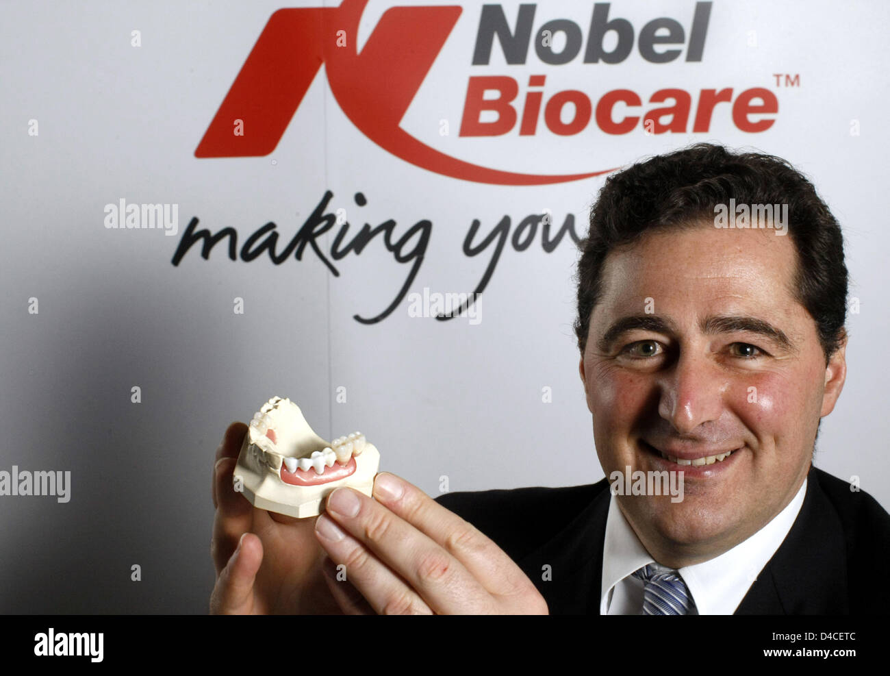 Domenico Scala, CEO di impianti dentali produttore Nobel Biocare, mostra  loro i denti nel corso di una conferenza stampa tenutasi a Berlino,  Germania, 24 gennaio 2008. Nobel Biocare hanno convenuto a Berlino